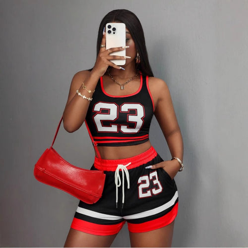 Dame sporty fritidsoutfit med crop top og shorts Skovae