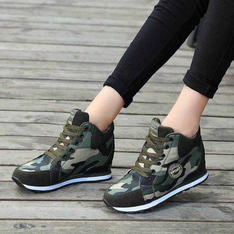 Dame nan mellemhøj kile-løbesneaker i materialeblanding med skjult indvendig kile, polstret ankelkrave og grippy profilsål Skovae
