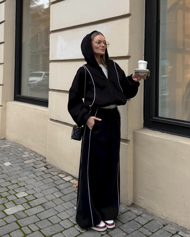 Kvinders sporty fritidsoutfit med løs pasform og kontrastdetaljer Skovae