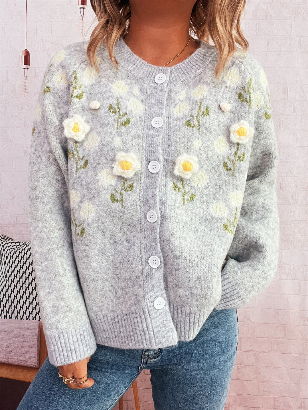 Kvinders cardigan med blomsterapplikationer og knaplukning Stilla