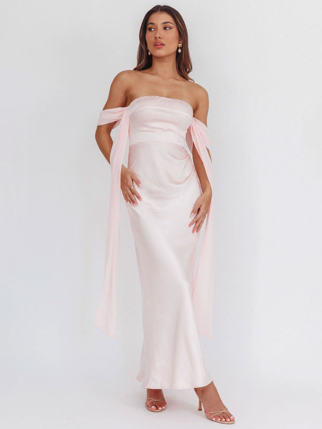 Kvindernes aftenkjole med off-the-shoulder design og flydende satinSkovae