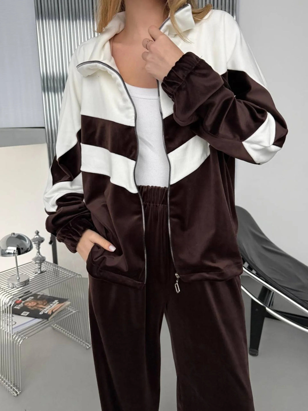 Kvinders sporty fløjls tracksuit med elegant lynlås og moderne striber Skovae
