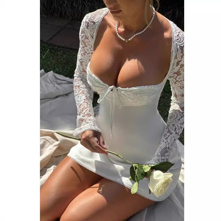 Kvindelige elegante blondekjoler med dyb udskæring og lange ærmer Skovae
