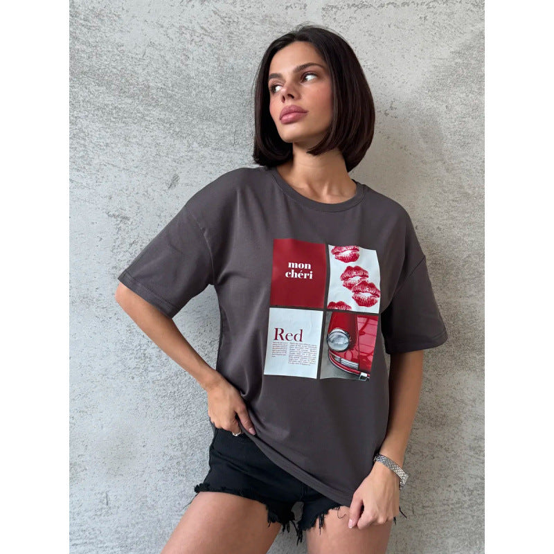 Dame T-shirt med kunstnerisk læbe motiv og nostalgisk bilbillede Stilla