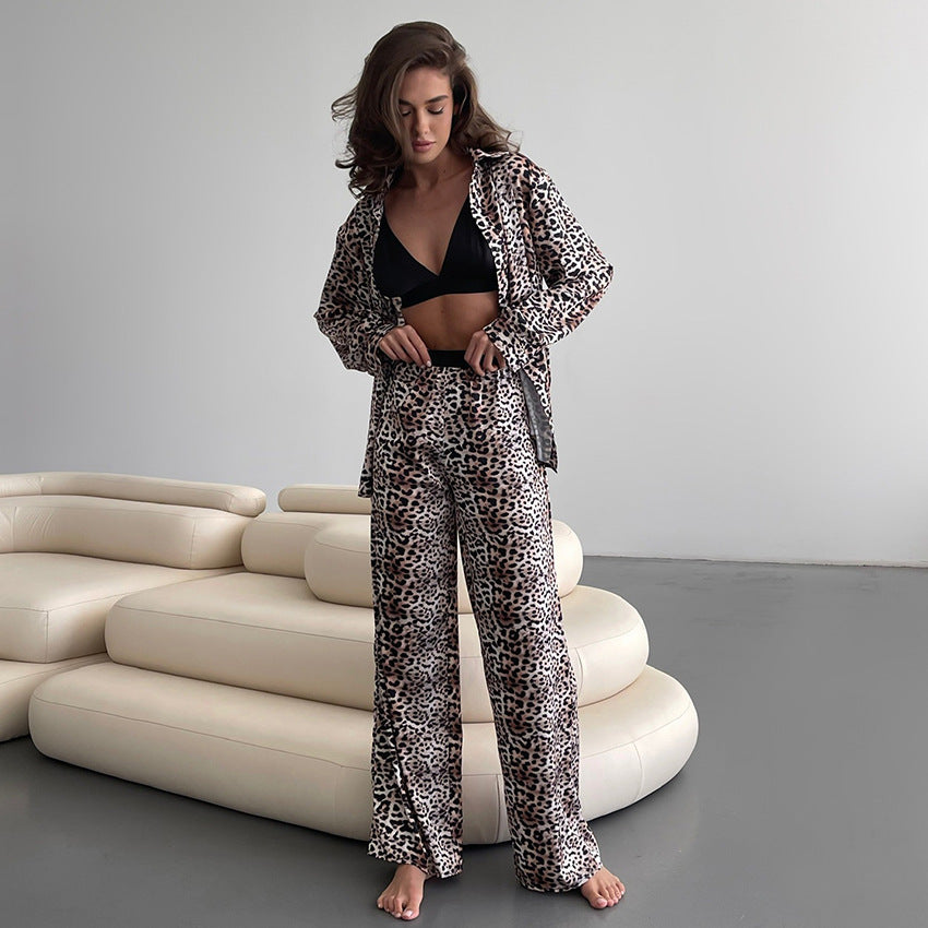Dame satin pyjamasæt med leopardmønster og elegant snit Stilla
