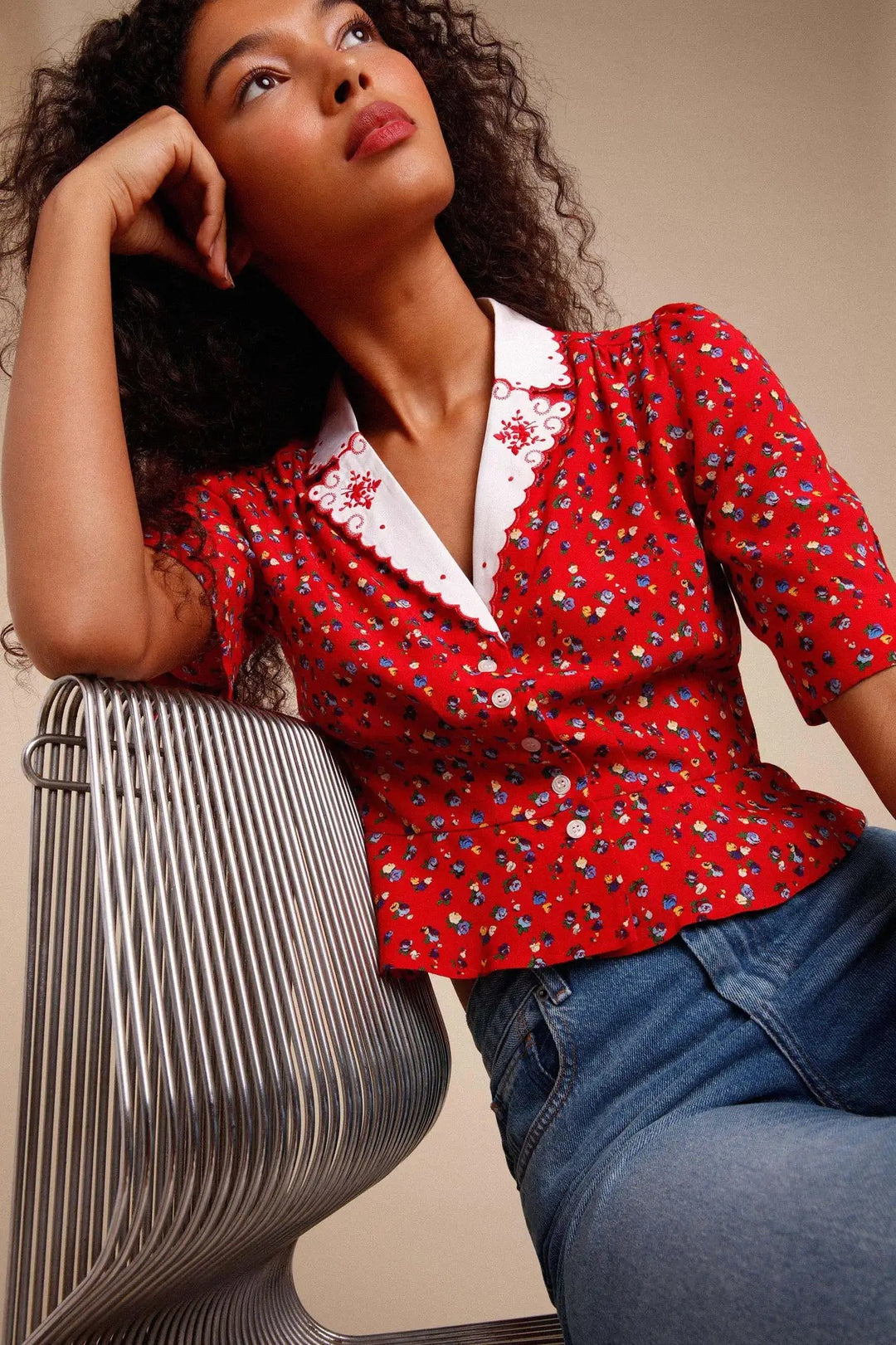 Damebluse med florale accenter og elegant krave Stilla