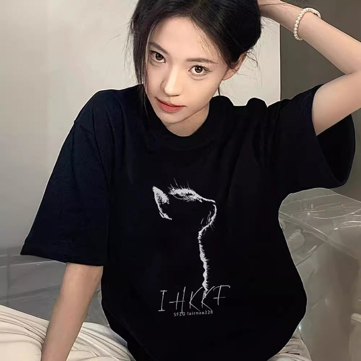 Dame oversized T-shirt med stiliseret kattemotiv og afslappet snit Stilla