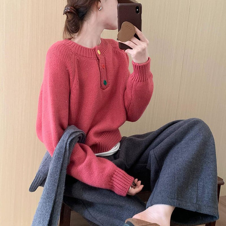 Kvinders hyggelige sweater med farverige knapdetaljer og blødt materiale Stilla