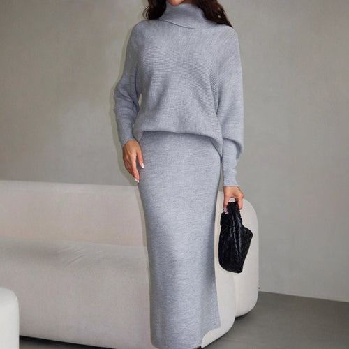 Kvinders strik ensemble med kort sweater og lang nederdel Stilla