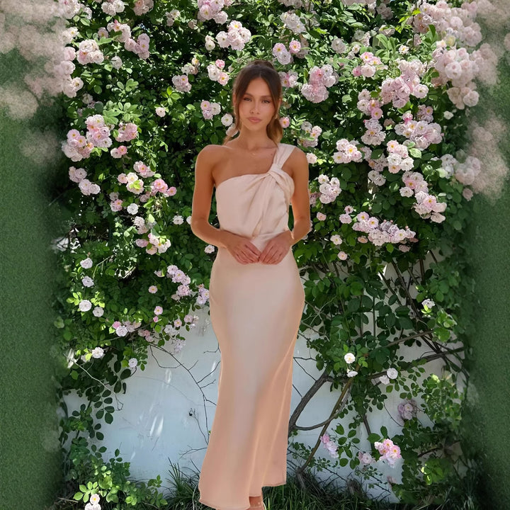 Dame maxikjole med elegant one-shoulder design og dekorative rynkeeffekter Stilla