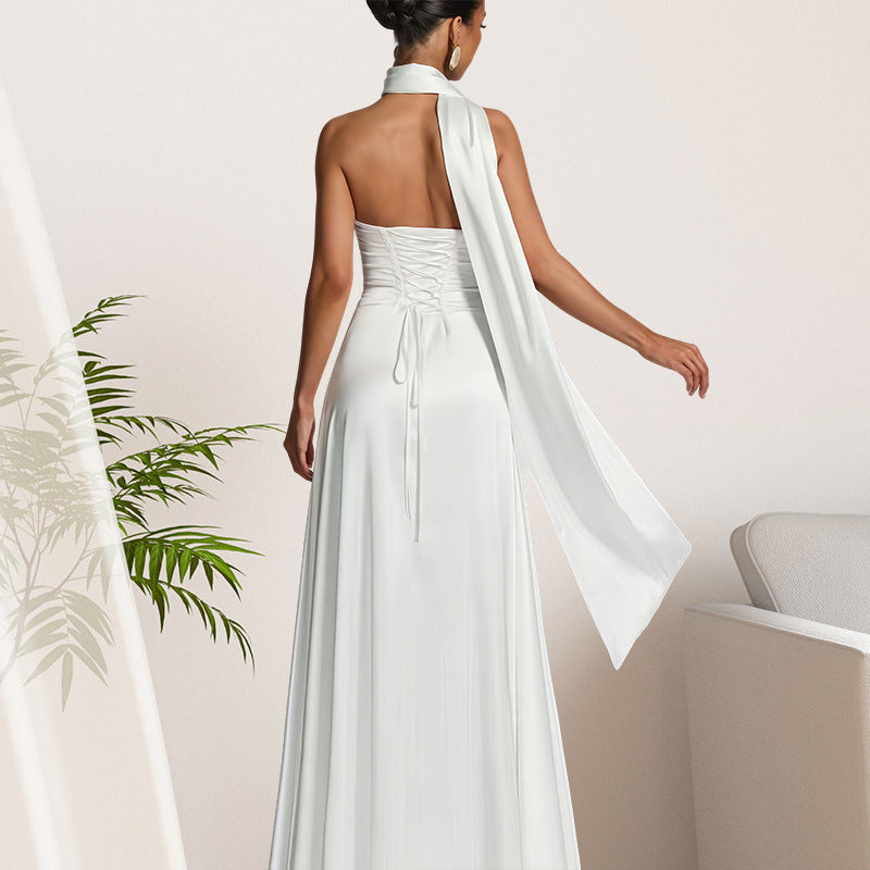Kvinders bandeau maxi kjole med stilfuld halspryd og flydende satin
