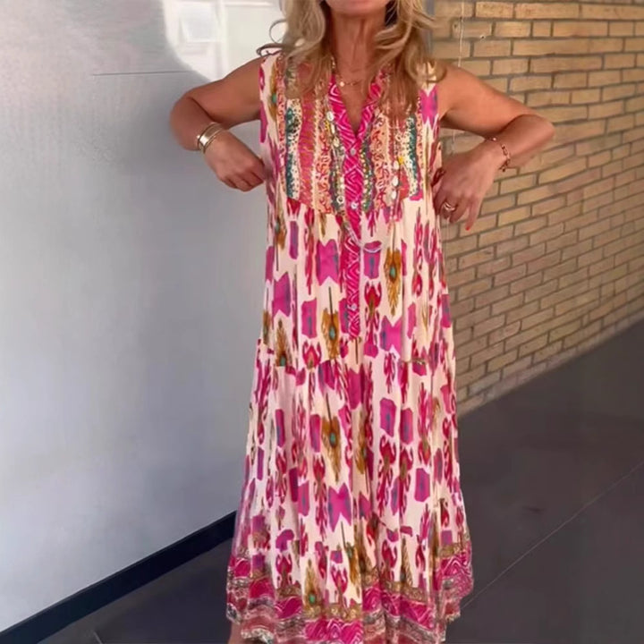 Dame i flydende maxikjole i boho-stil med V-udskæring, stribet nederdel og broderet pas Skovae