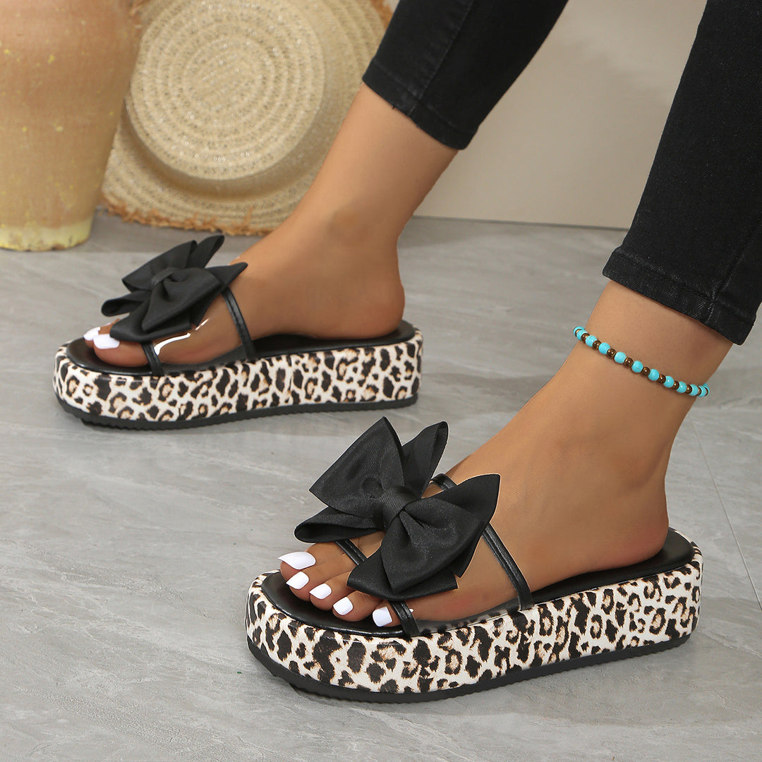 Dame mode sandaler med rynket design og leopardmønster Stilla
