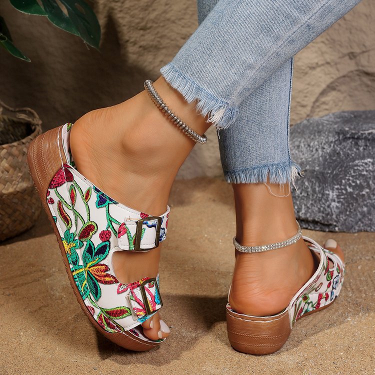 Dame Komfortable og modige sandaler med blomstret design og justerbare remme Stilla