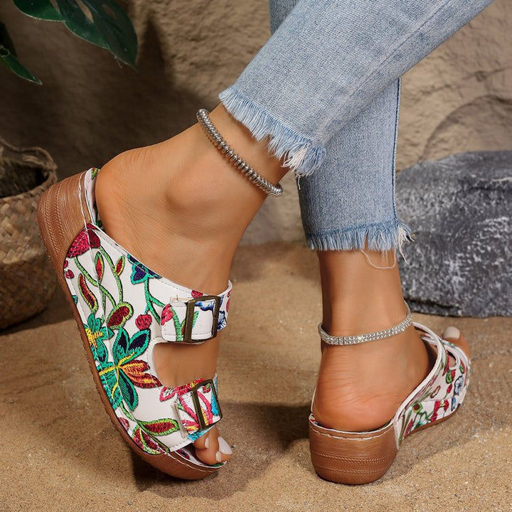 Dame Komfortable og modige sandaler med blomstret design og justerbare remme Stilla