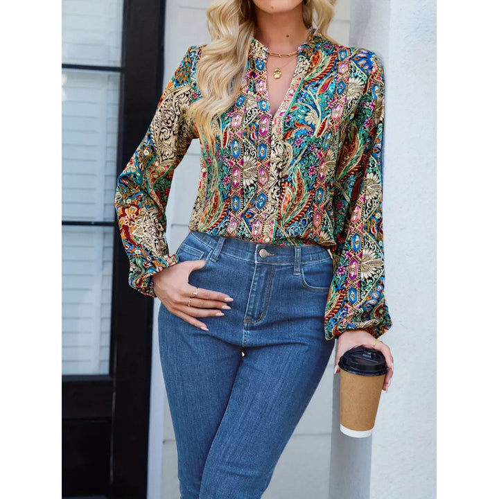 Dame elegant bluse med farverig print og ekstravagante pufærmer Skovae