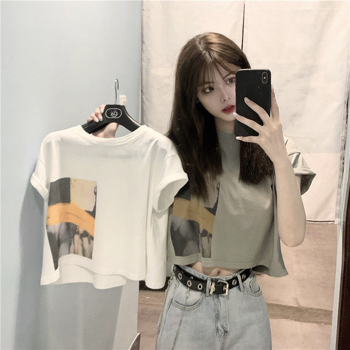 Kvinders Crop T-Shirt med Kreativ Grafisk Print Skovae