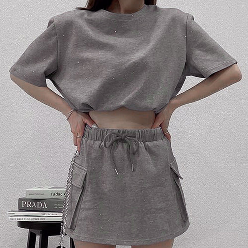 Dame afslappet fritidssæt med cropped T-shirt og nederdel Skovae