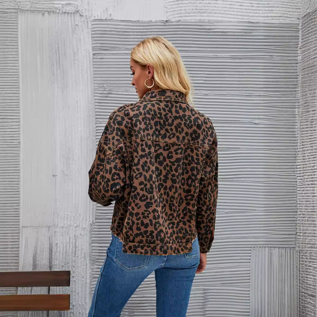 Damejeansjakke i den trendy Leo-design med oversized pasform Stilla