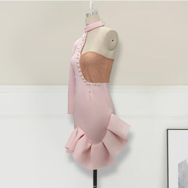 Damer figurtilpasset kjole med innovativ asymmetrisk design og rynker Skovae