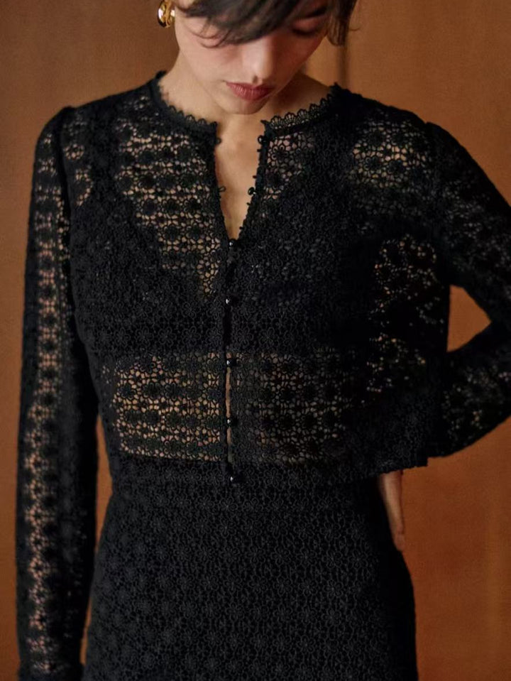 Dame spidsbluse med delikat hulmønster og elegante knapdetaljer Stilla
