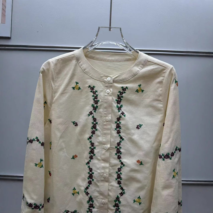 Damebluse med blomsterbroderier og elegant V-udskæring Stilla