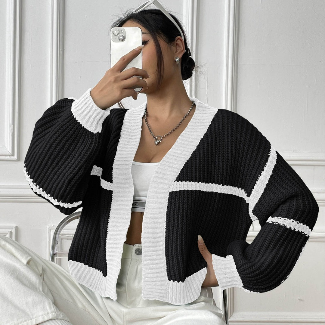 Dame mode strik-cardigan med voluminøse ærmer og farverigt mønster Stilla