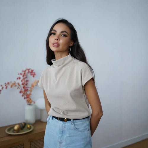 Kvindernes fashionable kortærmet skjorte med høj krave og elegant snit