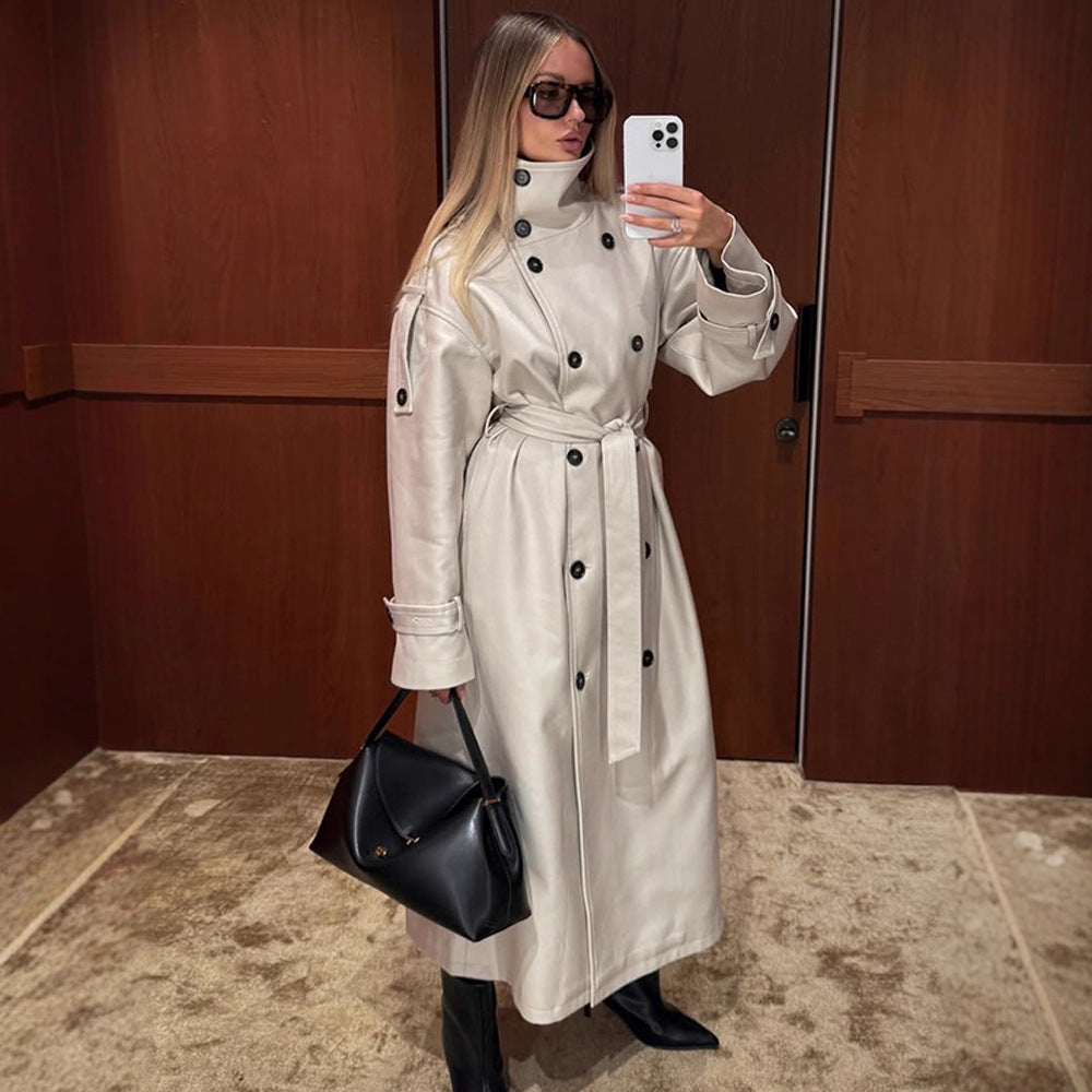 Kvinders elegante trenchcoat med brede revers og praktiske lommer Stilla