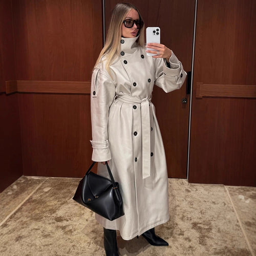 Kvinders elegante trenchcoat med brede revers og praktiske lommer Stilla