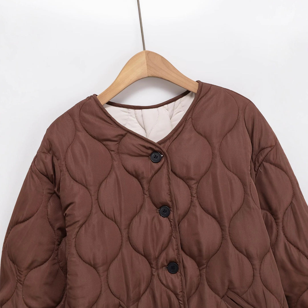 Kvinders quilted jakke med moderne knapdetaljer Stilla