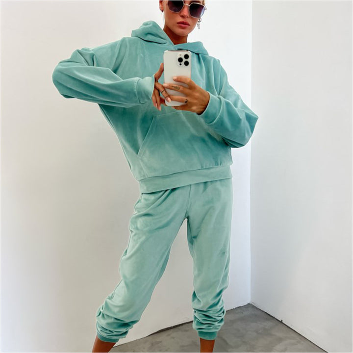 Kvinders stilfulde fleece loungewear sæt med hoodie og bredskårede bukser Skovae