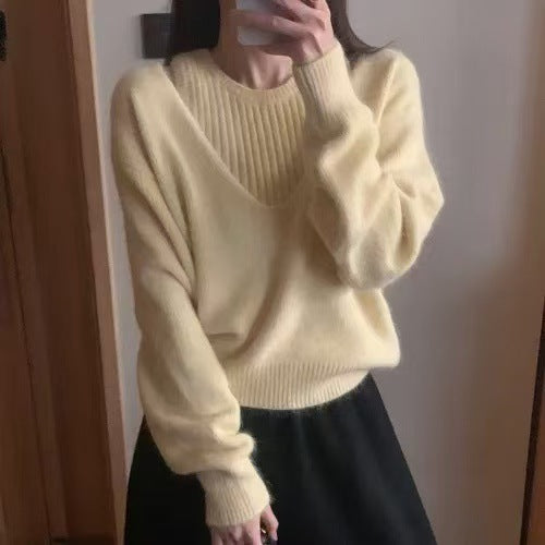 Dame sweater med dyb V-hals og fin rib struktur Stilla