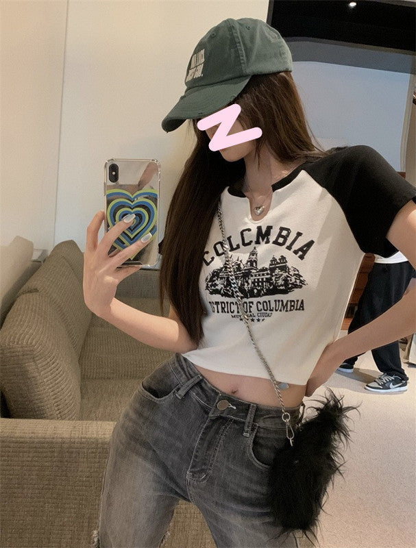 Kvindernes cropped t-shirt med iøjnefaldende retrotryk og behagelig pasform