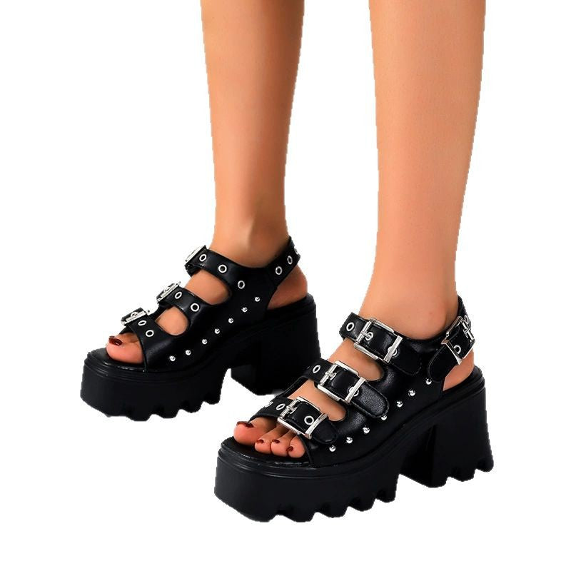 Dame Plateau Sandaler med justerbare Remme og elegante Nitter Stilla