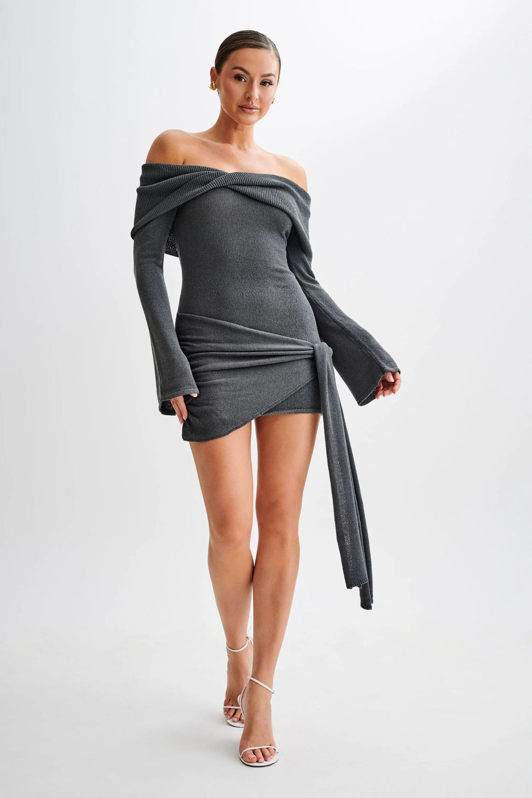 Dame mini kjole med off-shoulder design og bælte Stilla