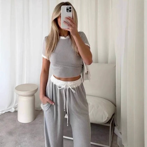 Kvindernes loungewear sæt med cropped top og brede bukser