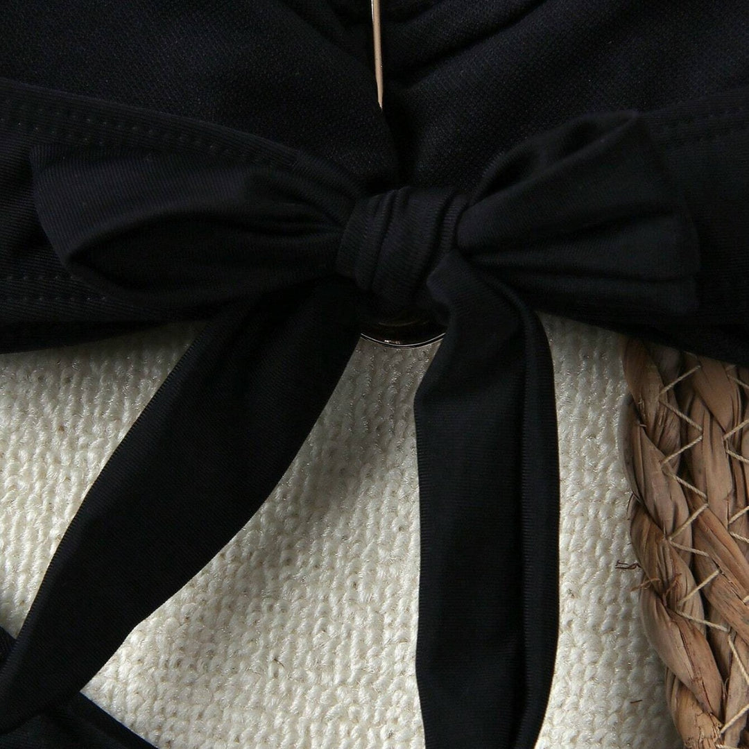 Dame bikini med moderne knude design og elegant guldaccent Skovae