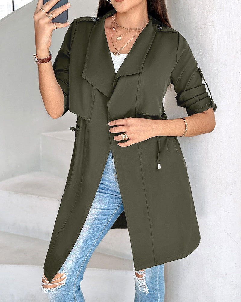 Dame moderigtig trenchcoat med taljerbart design og praktiske lommer Stilla
