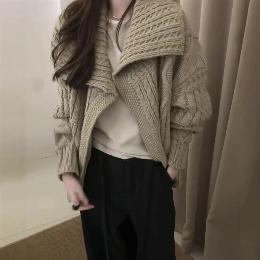 Kvinders chunky strikket cardigan med opretstående krave og unikke kabelmønstre Stilla