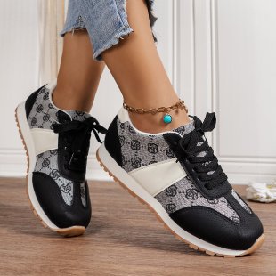 Dame Sneakers i trendy retro-design med elegante grafiske mønstre og skridsikker sål Stilla