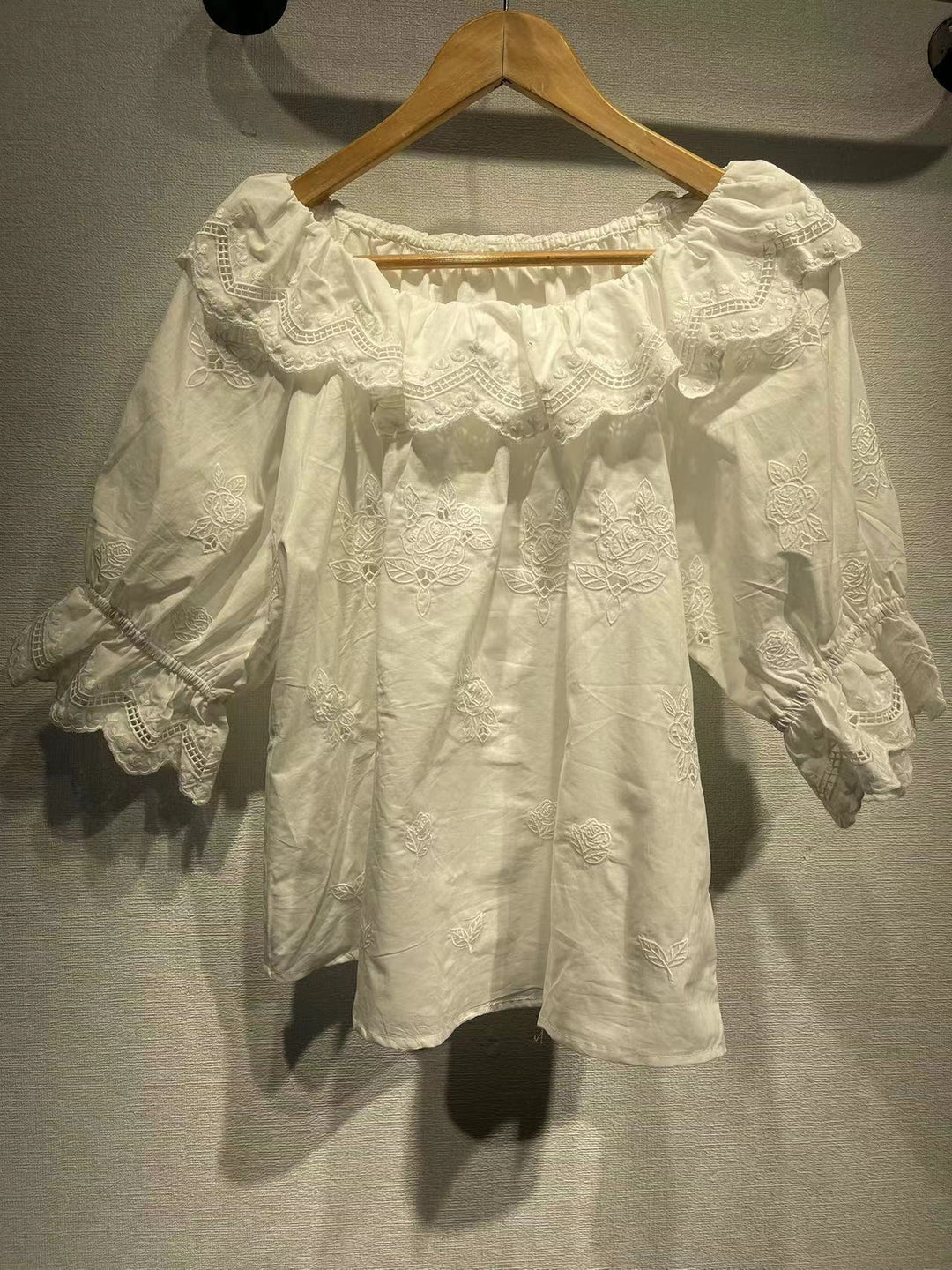 Dame Off-Shoulder Bluse med florale broderier og rynkedetaljer Stilla