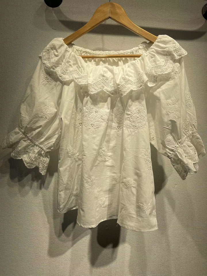 Dame Off-Shoulder Bluse med florale broderier og rynkedetaljer Stilla