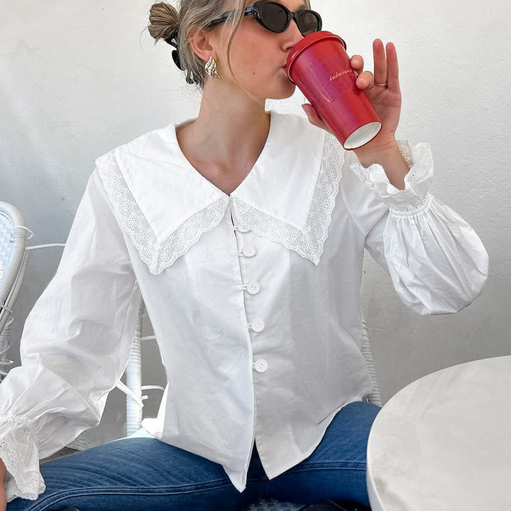 Damebluse med voluminøse flæser og elegant blondekravebehandling Stilla