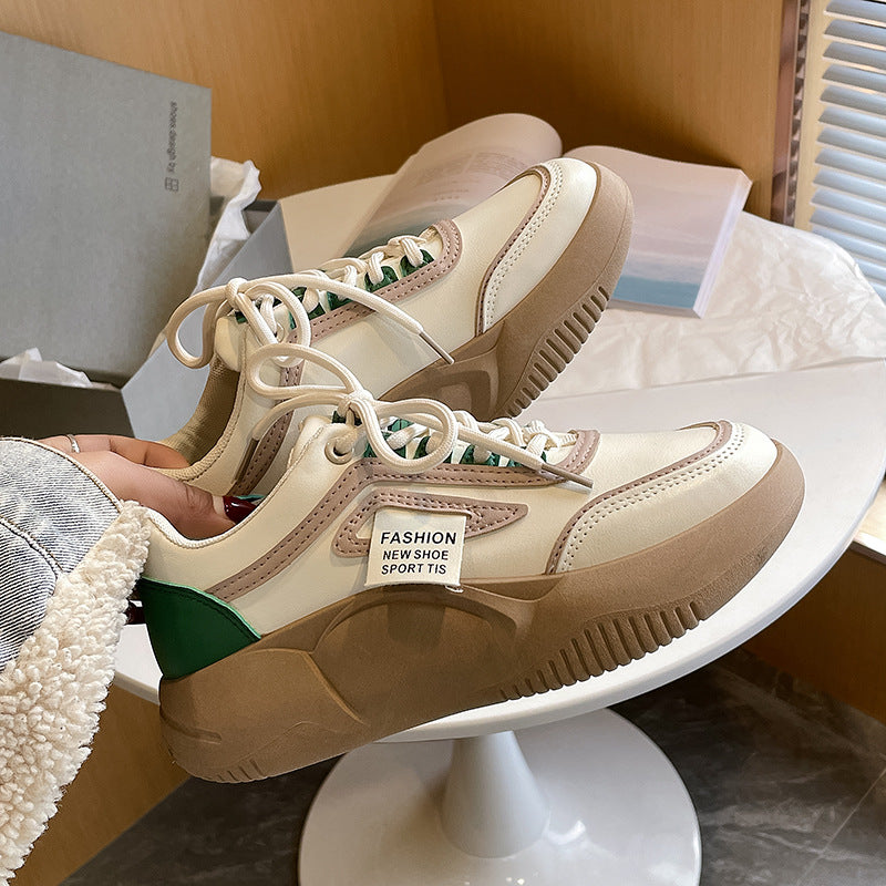 Dame sneakers med moderigtig plateau sål og sportsligt design Stilla
