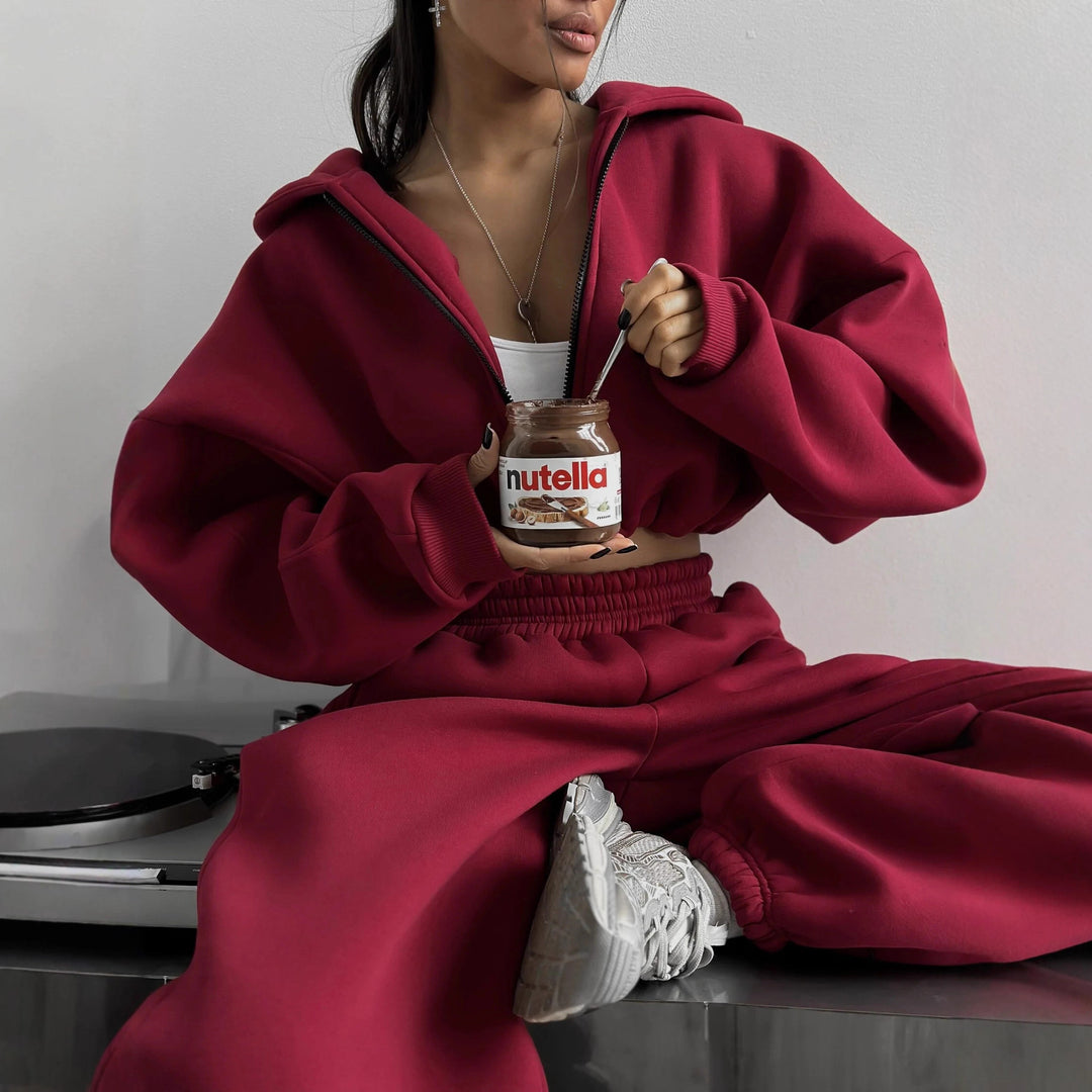 Women's sporty cropped hoodie and wide jogger pants set Skovae