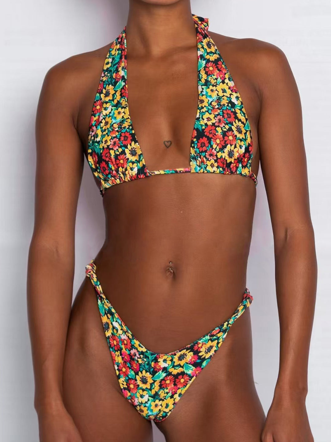 Dame triangel-bikini med dyb uddannelse og blomsterprint Skovae