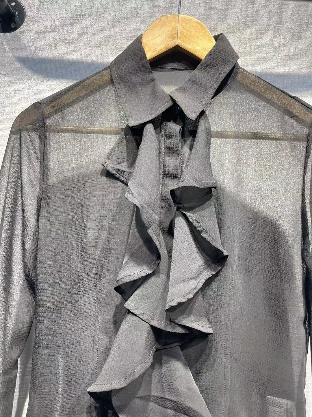 Damebluse med voluminøse flæsedetaljer i sart chiffon Stilla