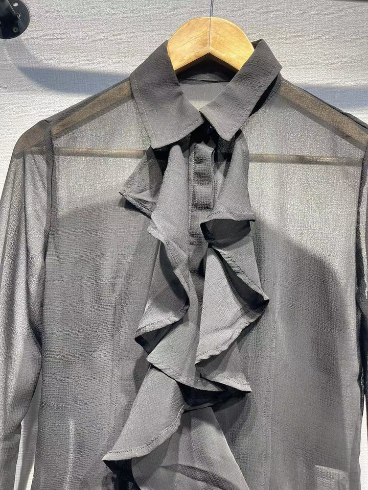 Damebluse med voluminøse flæsedetaljer i sart chiffon Stilla