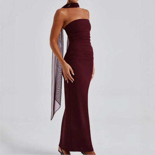 Kvinders lange aftenkjole med elegant off-shoulder design og bløde ruffles